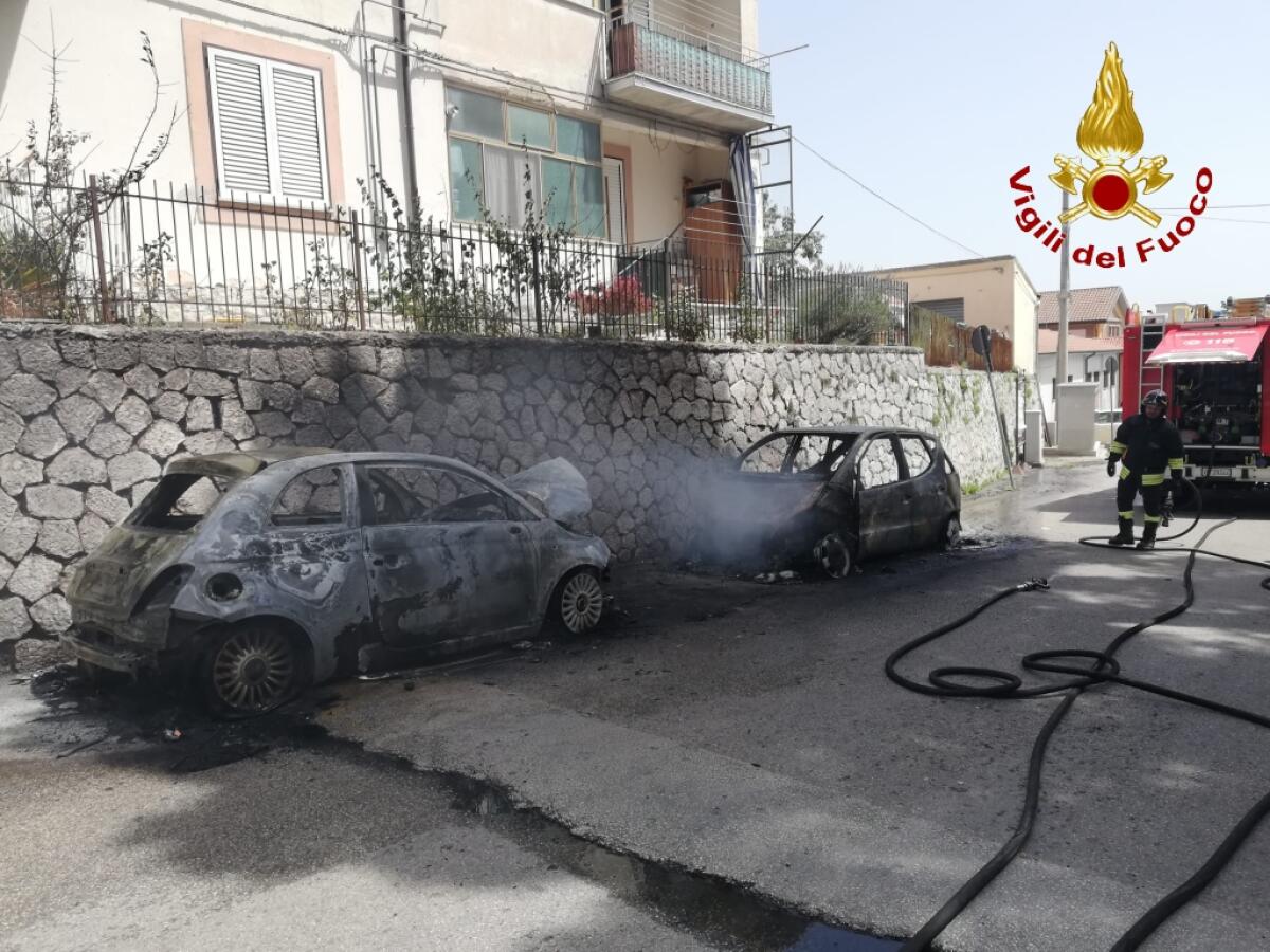 Ariano Irpino. Incendio di due autovetture in sosta - 