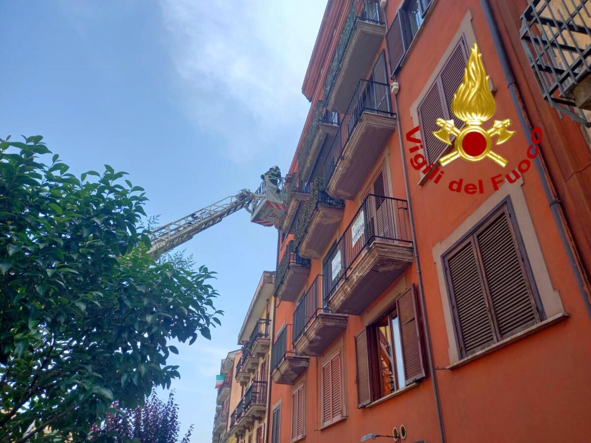 Caduta di calcinacci dai balconi di un edificio, intervengono i Vigili del fuoco. - 
