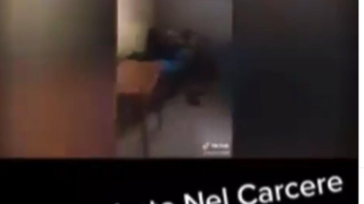 Detenuto gira un video nella cella del carcere e lo pubblica sul social. La denuncia di Borrelli - 