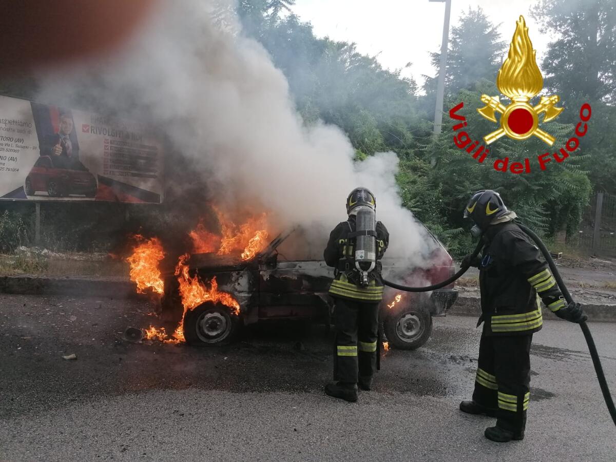 Montoro. Incendio di un'autovettura in transito - 