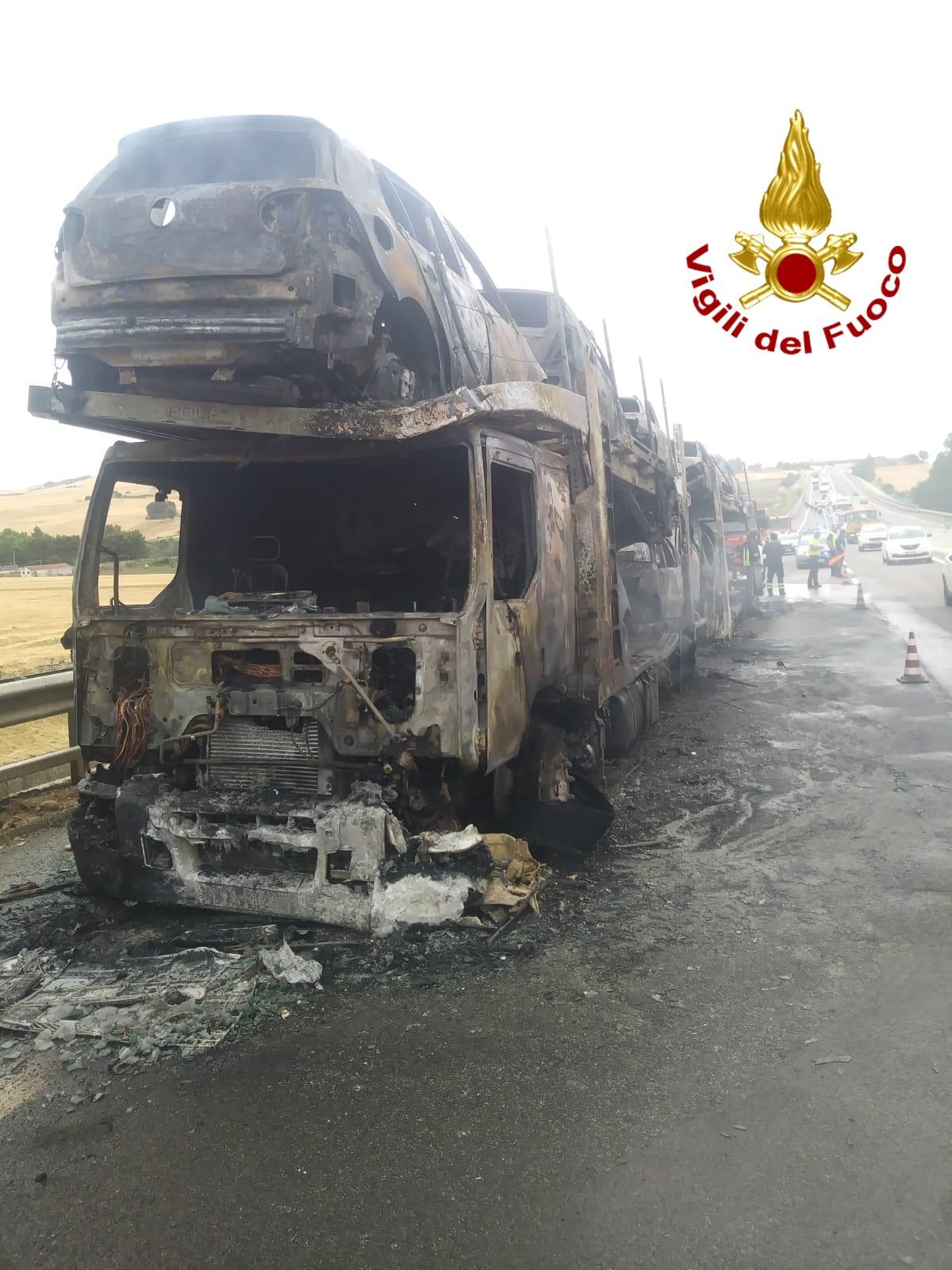 A 16 incendio di una bisarca con il carico di 9 autovetture - 