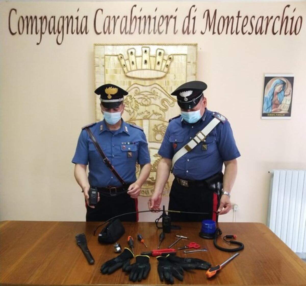 Montesarchio. Viaggiavano su auto con lampeggiante in uso a forze dell'ordine, fermate tre persone. - 