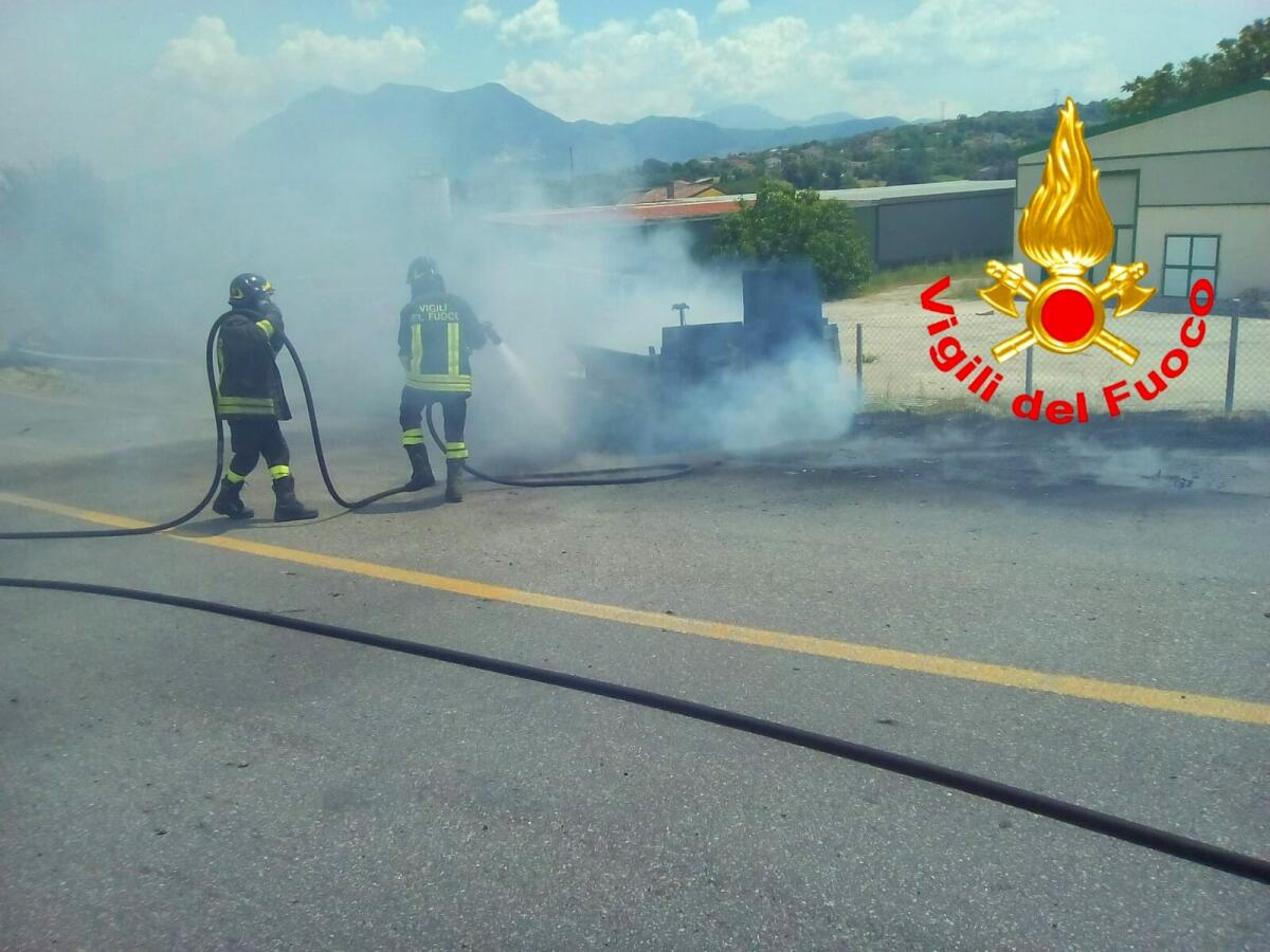 Montemiletto. Incendio di un furgone in transito - 