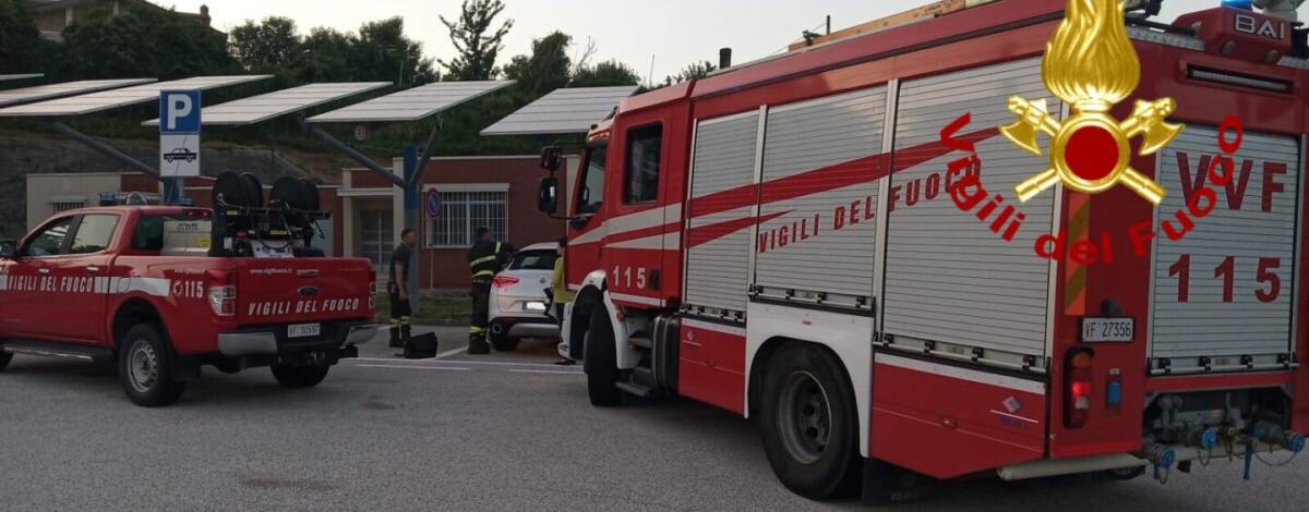 Bimbo di soli sei mesi rimane chiuso in auto, salvato dai Vigili del fuoco. - 