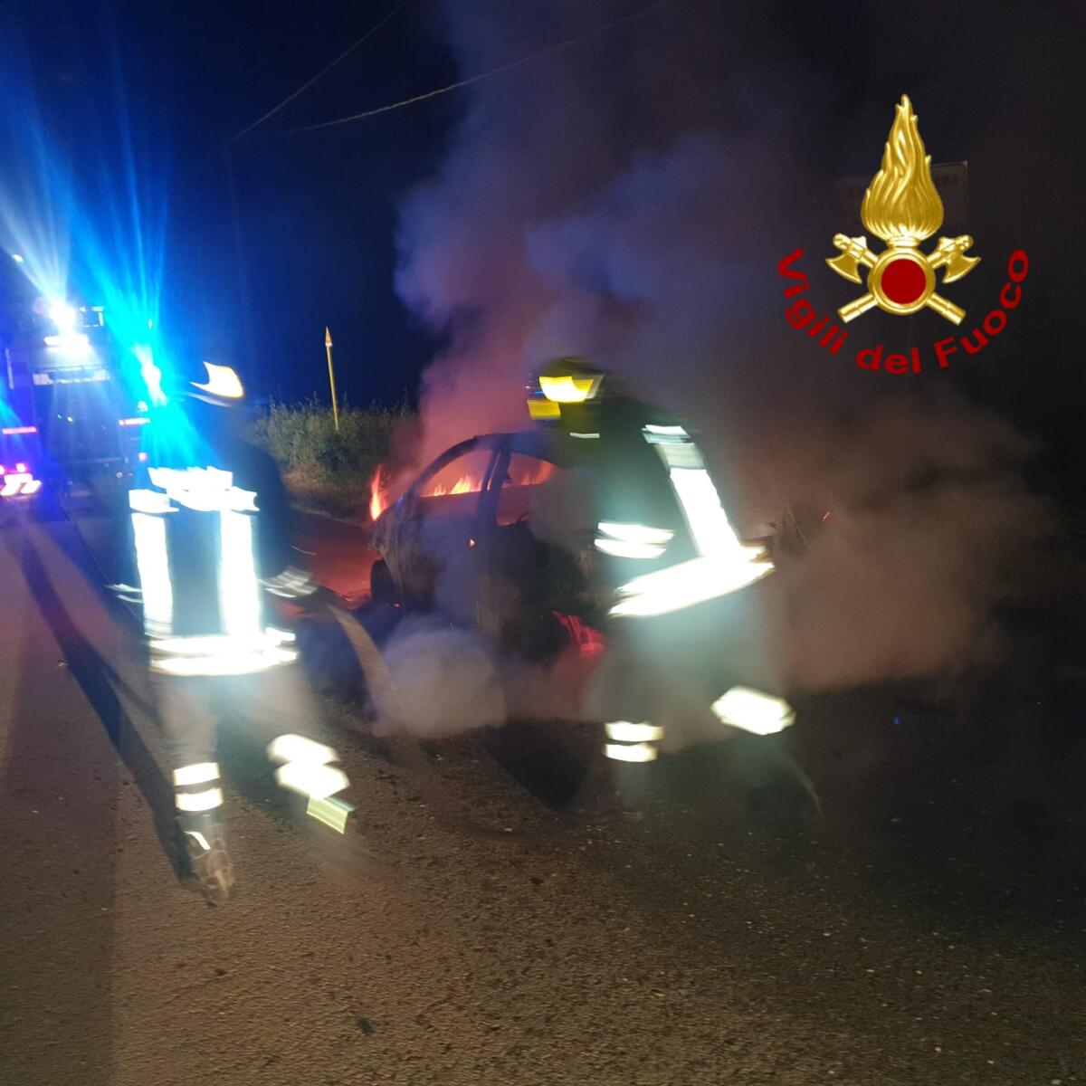Roccabascerana. In fiamme auto in transito, paura per un uomo e una donna. - 