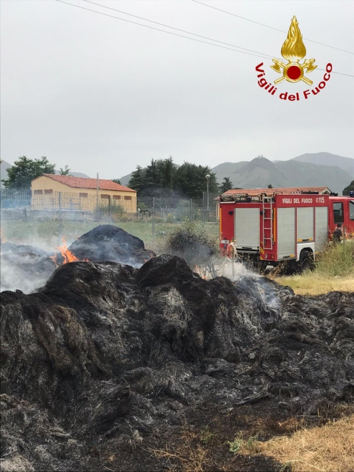 Incendio rotoballe di fieno a Montella. - 