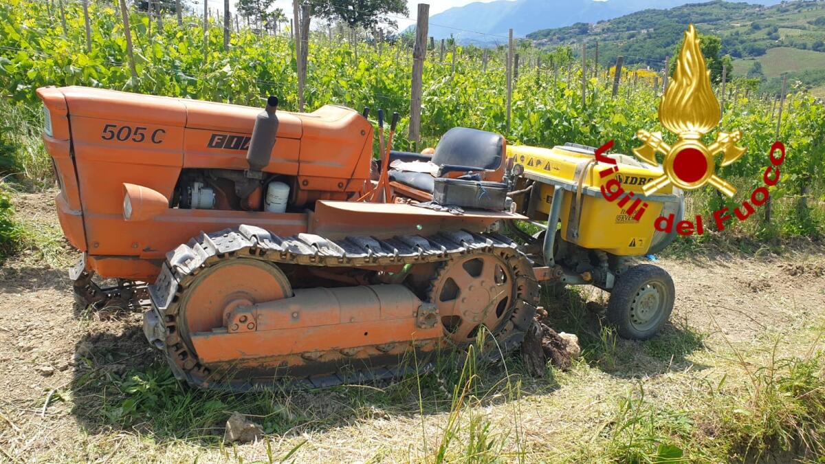 Incidente agricolo, 60 enne incastrato con piede nel cingolo del trattore - 