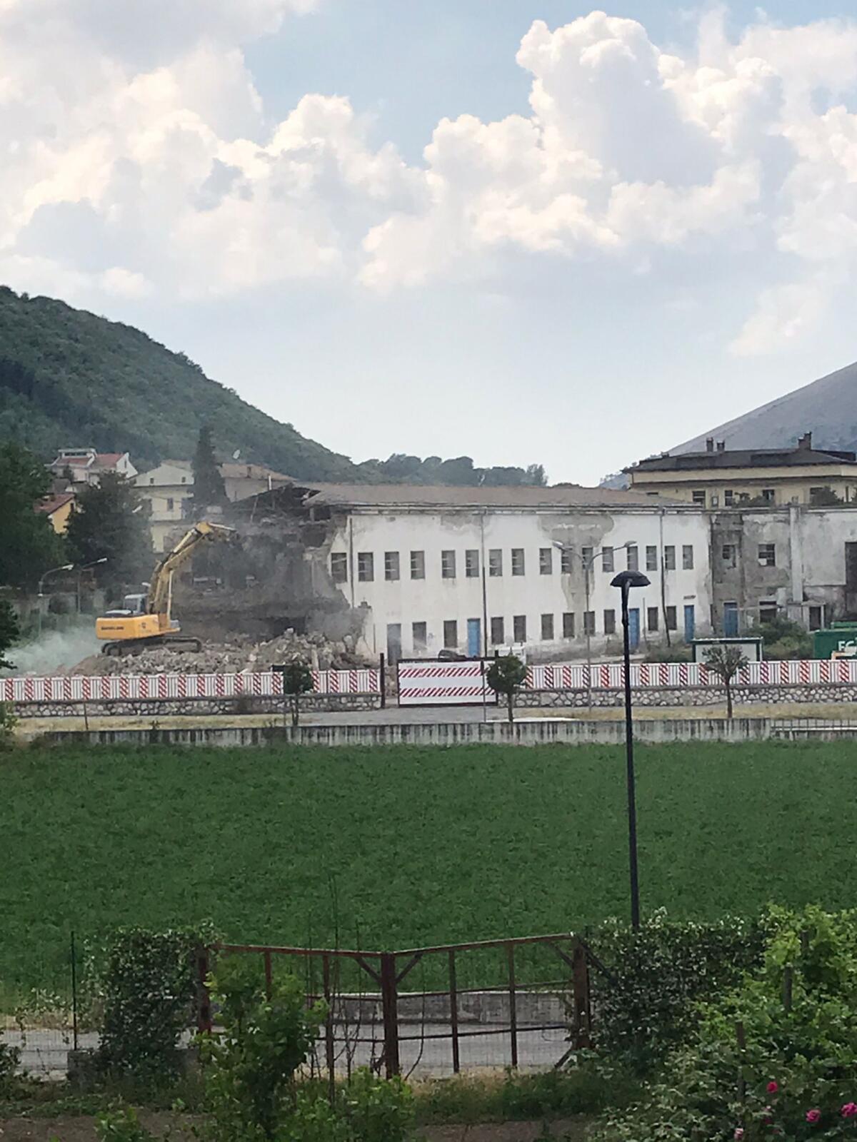 Paolisi. Iniziati da qualche giorno i lavori di demolizione della scuola - 