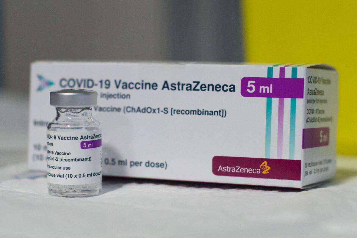 De Luca. In Campania vaccino Astrazeneca solo agli over 60 - 