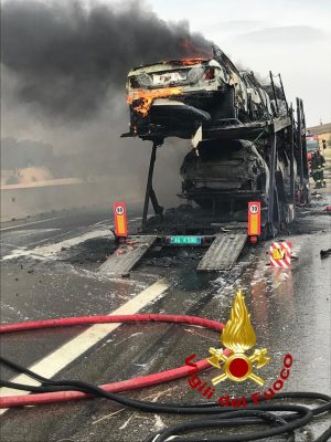 A 16 incendio di una bisarca con il carico di 9 autovetture