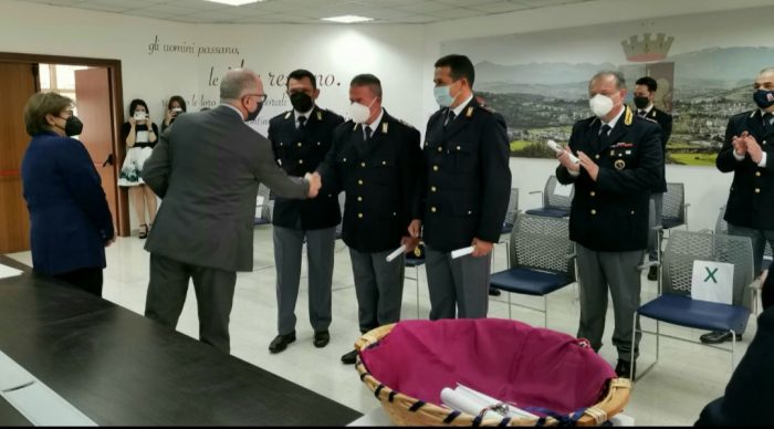 Il Questore di Benevento, Luigi Bonagura, ha consegnato ad alcuni dipendenti, i premi concessi dal Capo della Polizia