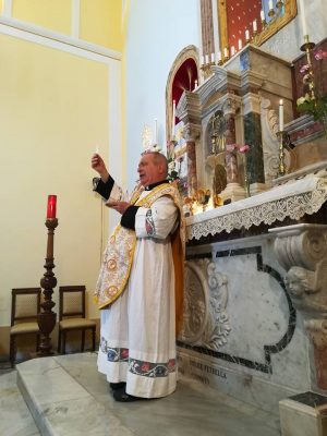 L'ultimo saluto a Don Domenico Votino.