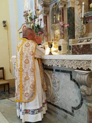 L'ultimo saluto a Don Domenico Votino.