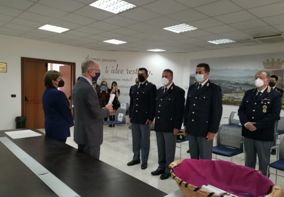 Il Questore di Benevento, Luigi Bonagura, ha consegnato ad alcuni dipendenti, i premi concessi dal Capo della Polizia