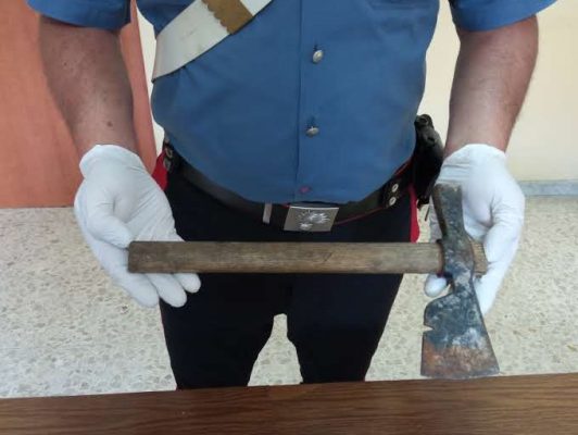 In strada armato di ascia danneggia la “Gazzella" e si scaglia contro i Carabinieri.