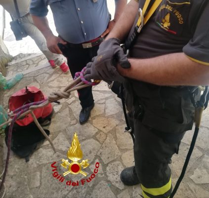 Vigili del fuoco salvano un gatto finito in un cunicolo