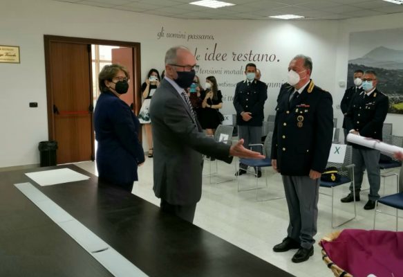 Il Questore di Benevento, Luigi Bonagura, ha consegnato ad alcuni dipendenti, i premi concessi dal Capo della Polizia