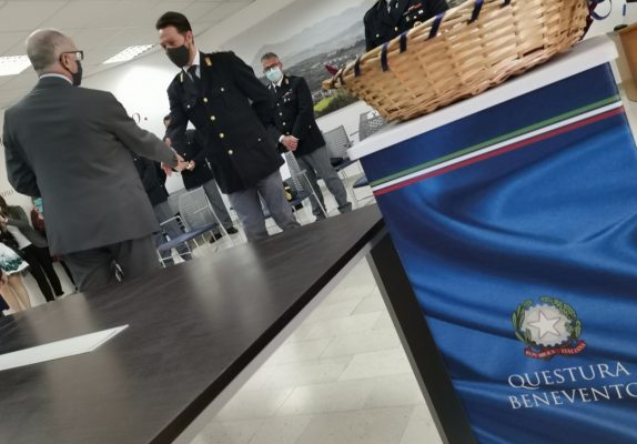 Il Questore di Benevento, Luigi Bonagura, ha consegnato ad alcuni dipendenti, i premi concessi dal Capo della Polizia