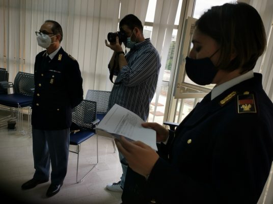 Il Questore di Benevento, Luigi Bonagura, ha consegnato ad alcuni dipendenti, i premi concessi dal Capo della Polizia