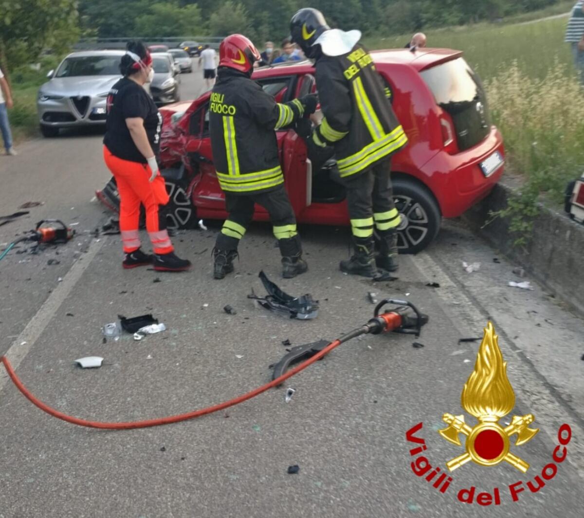 I Vigili del Fuoco di Grottaminarda impegnati per un incidente tra due autovetture. - 