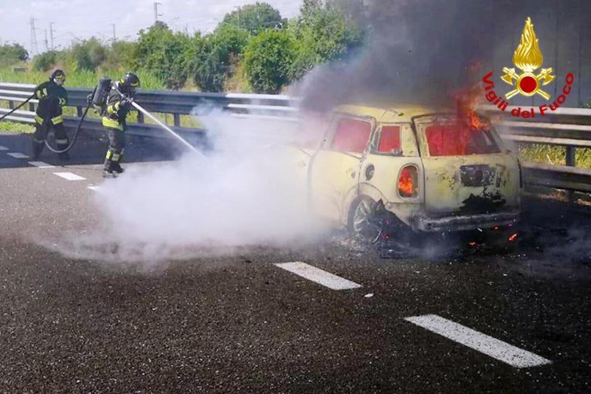 Incendio autovettura su A16 - 
