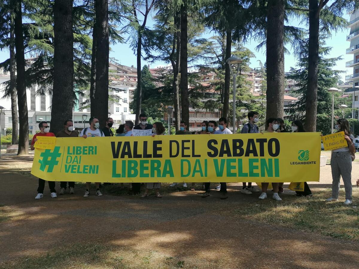 Legambiente con flash mob di denuncia: #liberidaiveleni la Valle del Sabato - 