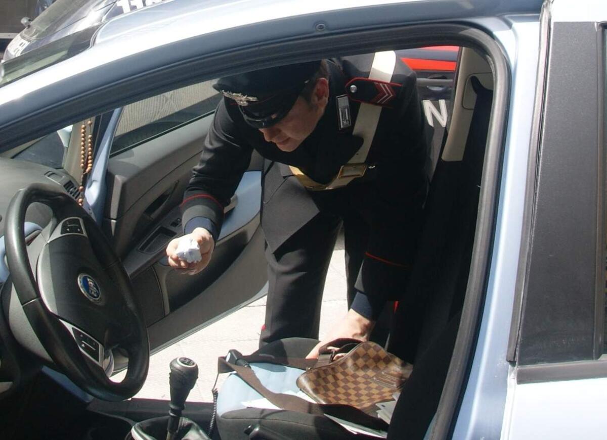 20 enne denunciato dai carabinieri, in auto aveva 25 grammi di cocaina. - 