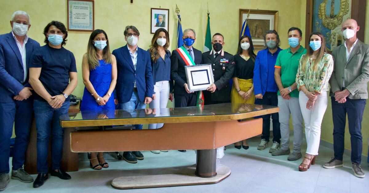 Santa Maria a Vico. Il Sindaco Andrea Pirozzi saluta il Comandante della Stazione dei Carabinieri. - 