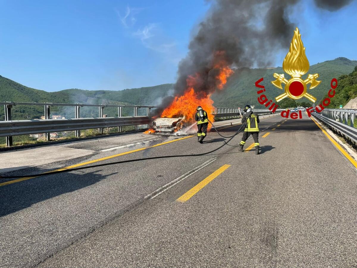 In fiamme auto in transito sull'A 16 a Monteforte Irpino - 