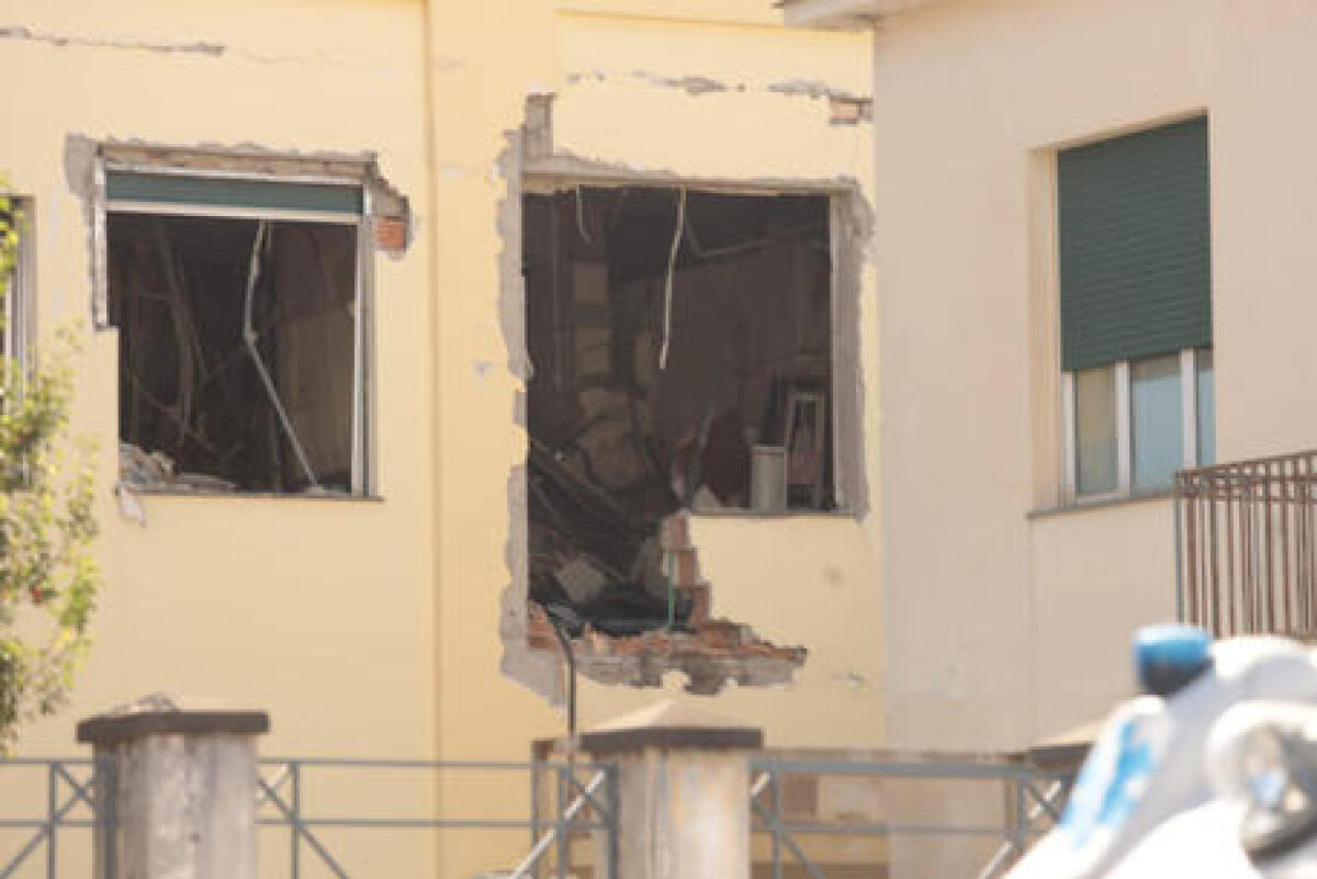 Esplosione all'interno del Commissariato di polizia di Castellammare di Stabia. - 