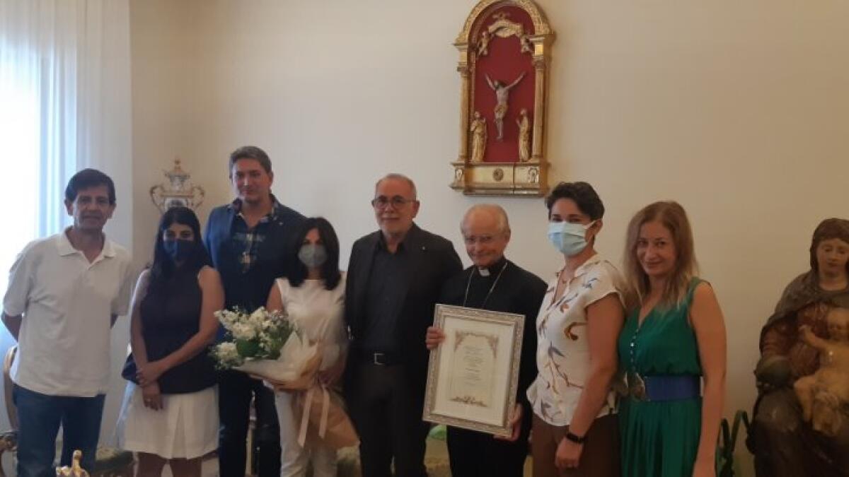Al Vescovo di Avellino la pergamena dell'Ordine degli Architetti. - 