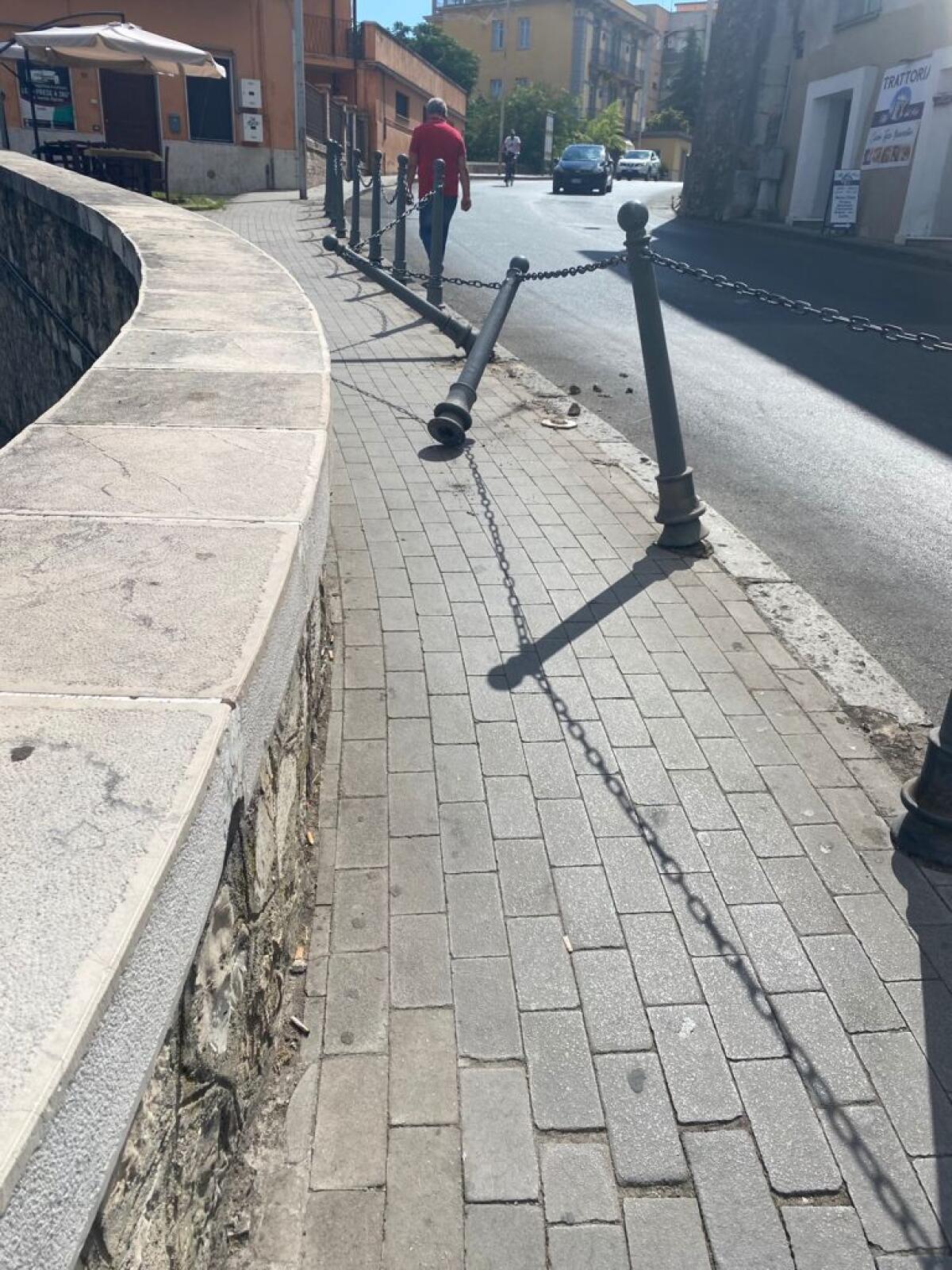 24 enne perde controllo auto e danneggia paletti in Viale dei Rettori - 