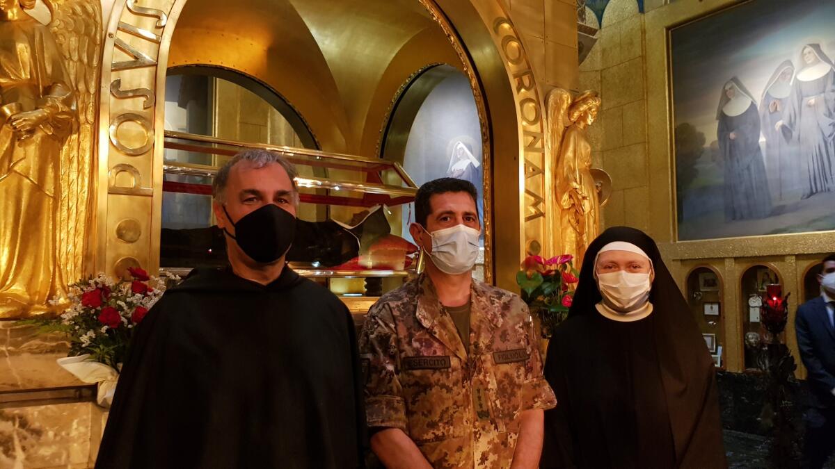 Il Generale Figliuolo davanti al corpo di Santa Rita - 