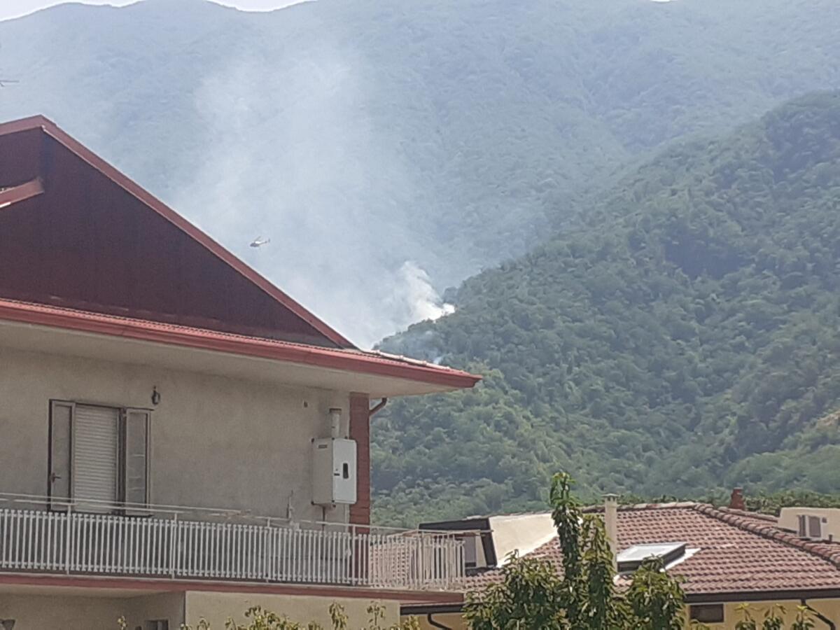 Cervinara. Elicottero in azione per spegnere incendio nel Vallone San Gennaro - 