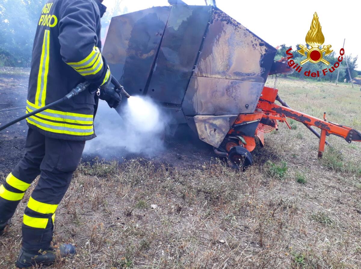 In fiamme mezzo agricolo per confezionamento rotoballe di fieno - 