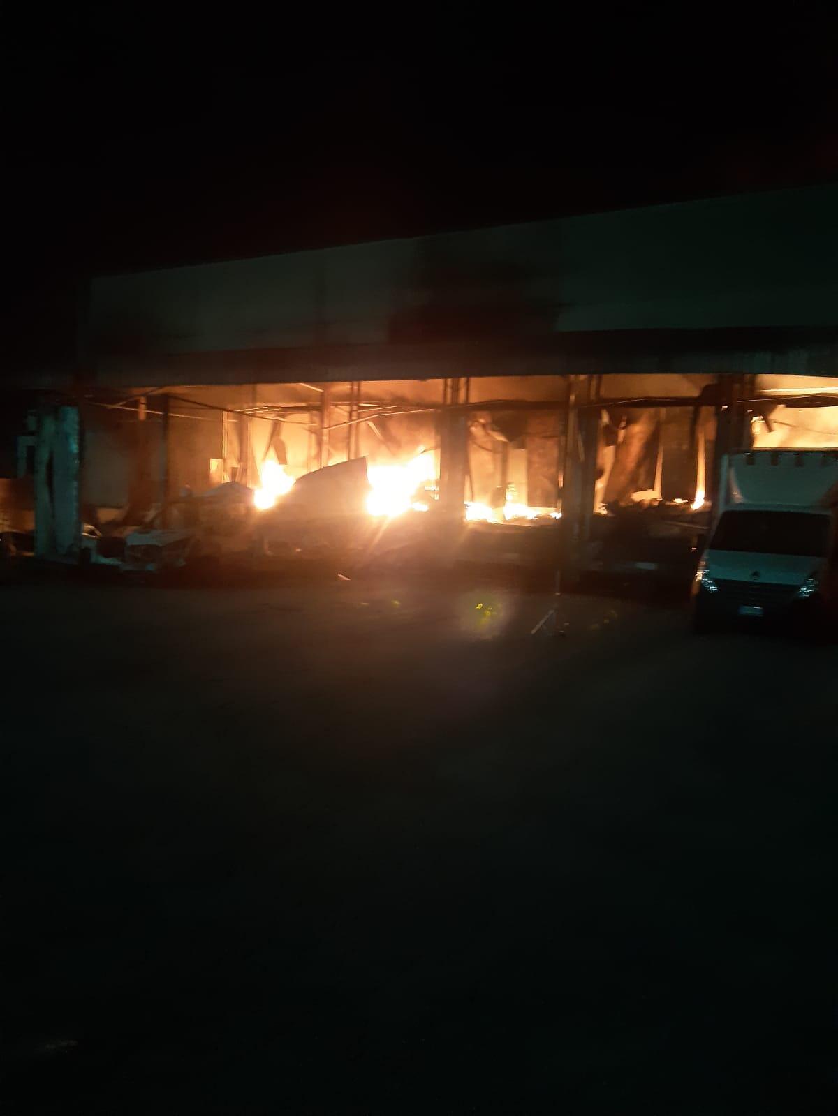 Incendio Cida, laboratorio mobile Arpac per monitoraggio qualità dell'aria - 