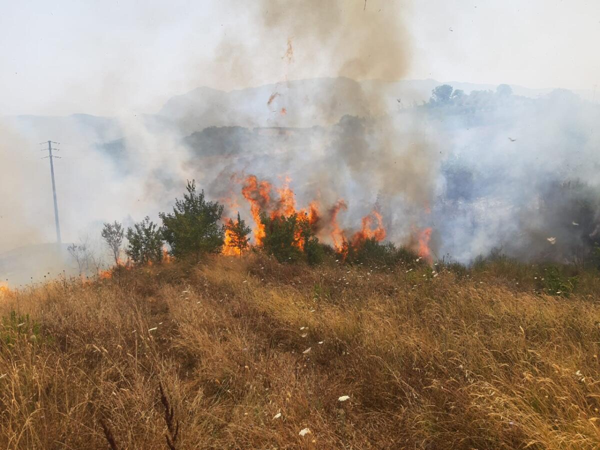 Il fuoco divampa ancora alla periferia di Apollosa. - 