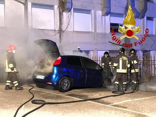 In fiamme auto in transito sull'A 16 a Monteforte Irpino