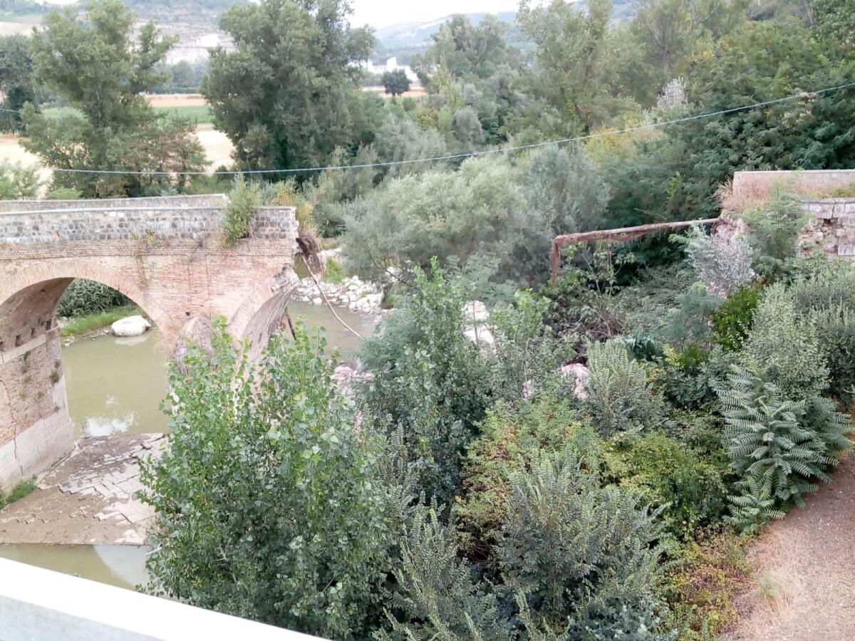 Apice. Crolla parte del ponte storico sul fiume Calore - 