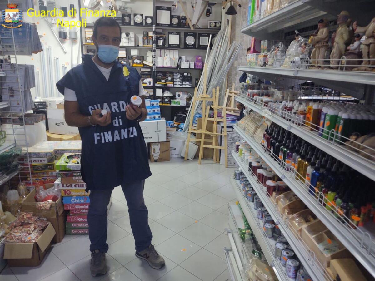 Sequestrati dalla Guardia di Finanza di Napoli 1,2 milioni di articoli contraffatti - 