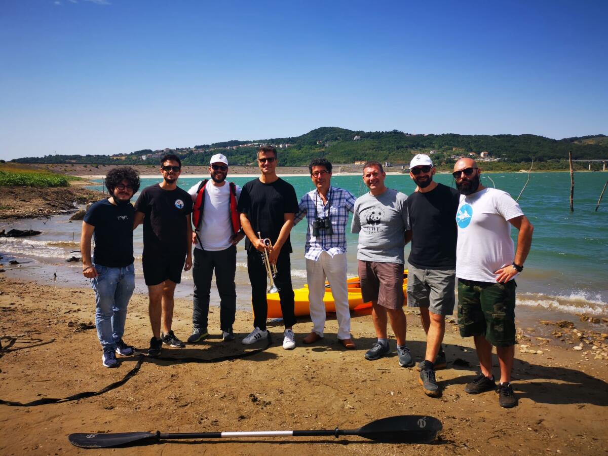 “Girare un video in canoa è divertente ed emozionante”. Luca Aquino ospite del WWF per il progetto “Natura in Musica” - 