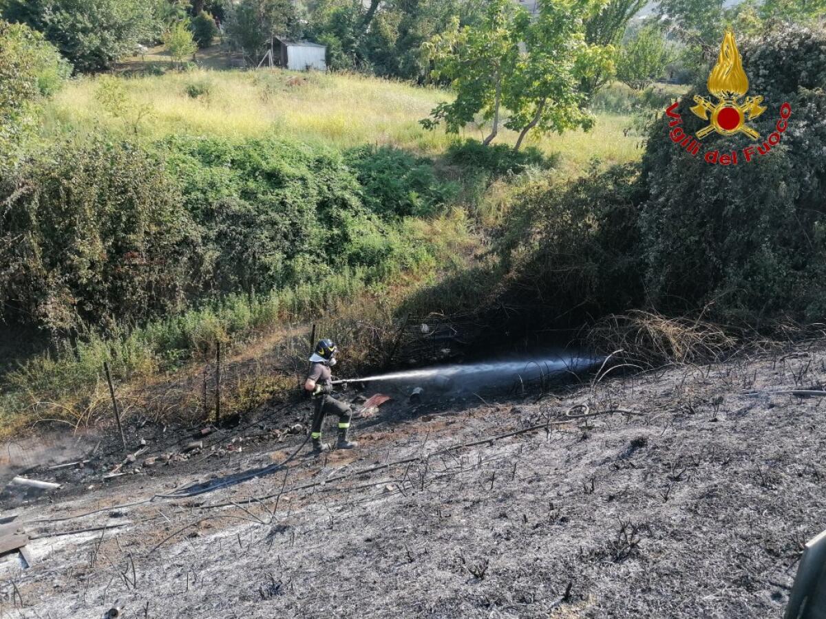 Continua senza sosta la lotta agli incendi boschivi da parte dei Vigili del fuoco di Avellino - 