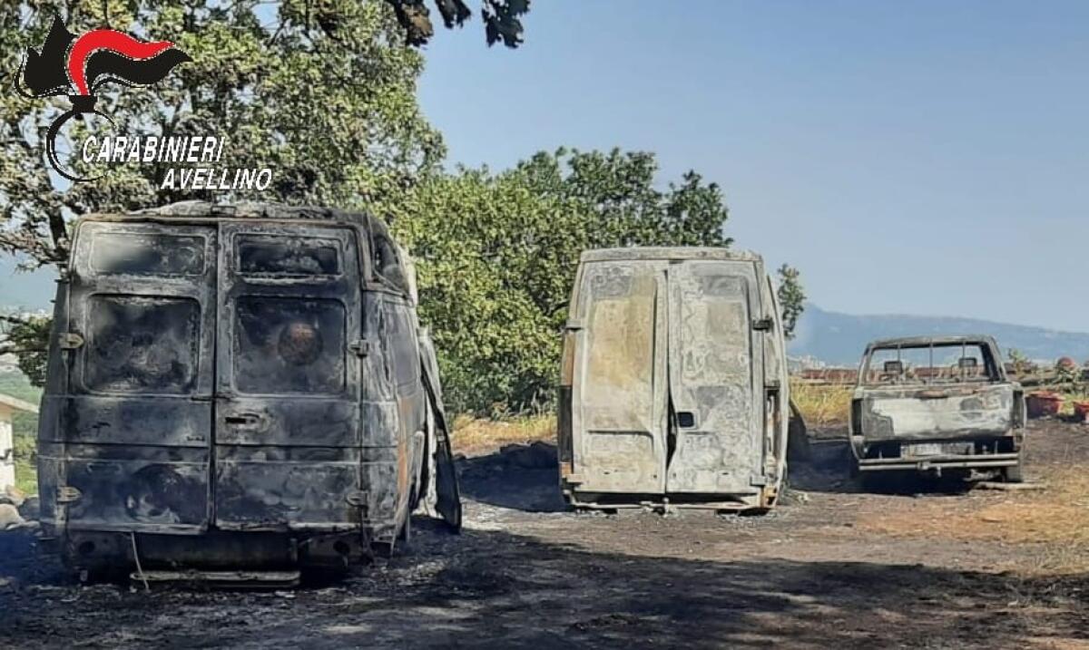 Incendio distrugge due furgoni e un pick-up - 