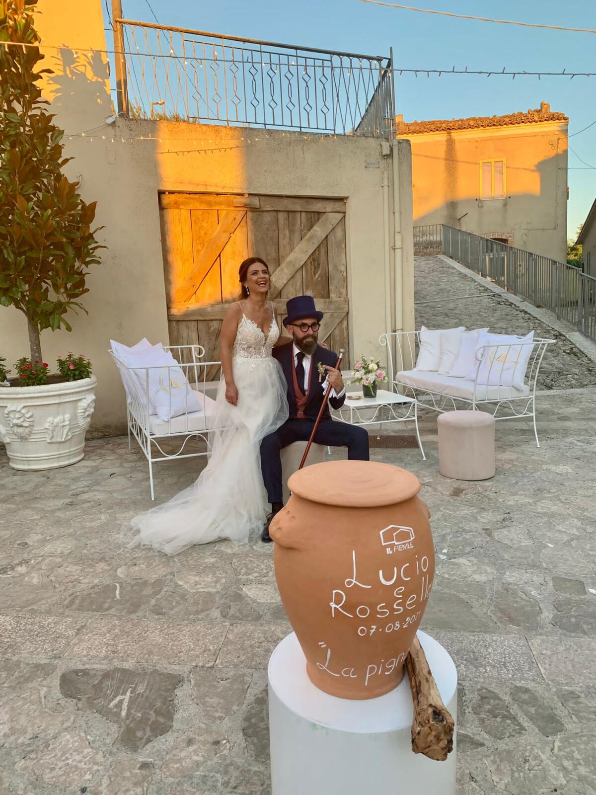 Rossella e Lucio: il primo matrimonio sulla rupe di Cairano, il borgo della felicità - 