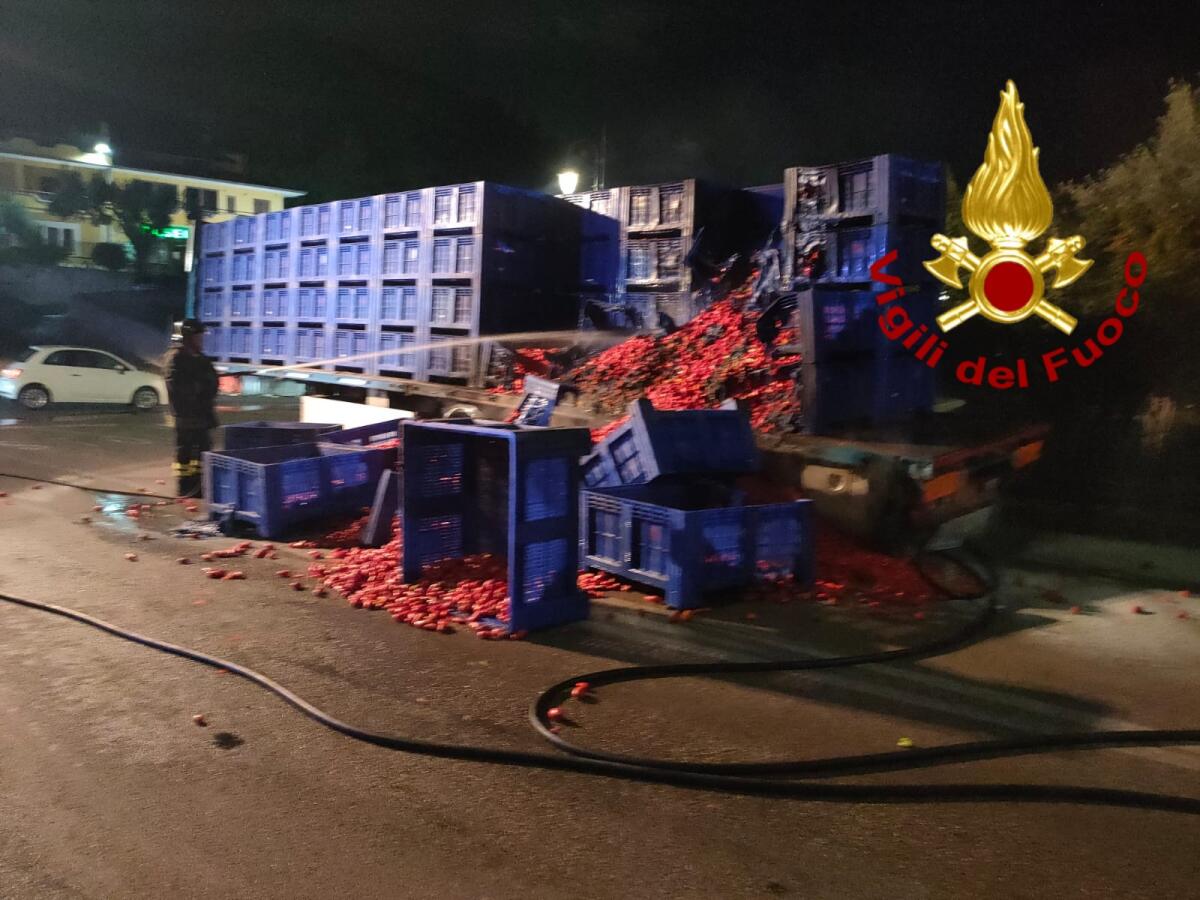 Montoro. Incendio di un semirimorchio di un autoarticolato - 