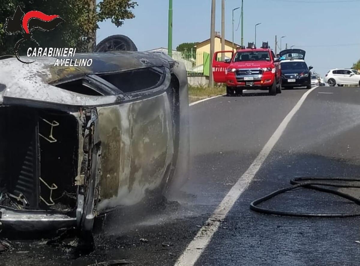 Perde il controllo dell'auto che si ribalta e prende fuoco - 