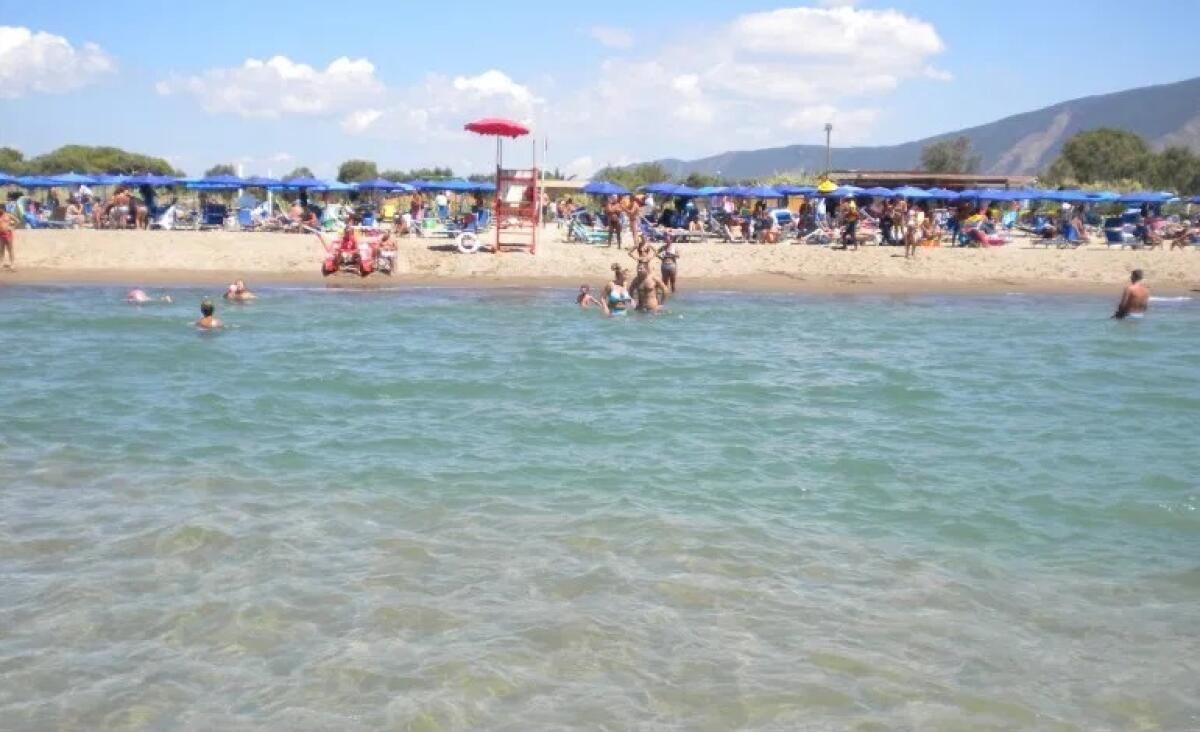 Ragazzo di 12 anni annega e viene tratto in salvo dai bagnanti, ora è in rianimazione - 