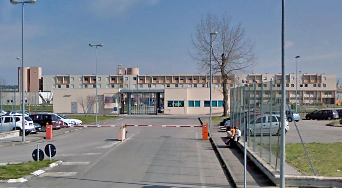 Un detenuto napoletano di 50 anni si lesiona il corpo nella sua cella del carcere - 