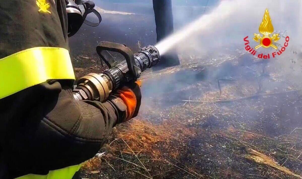 Domato incendio in localita' Ponte Zeza di Santa Paolina - 