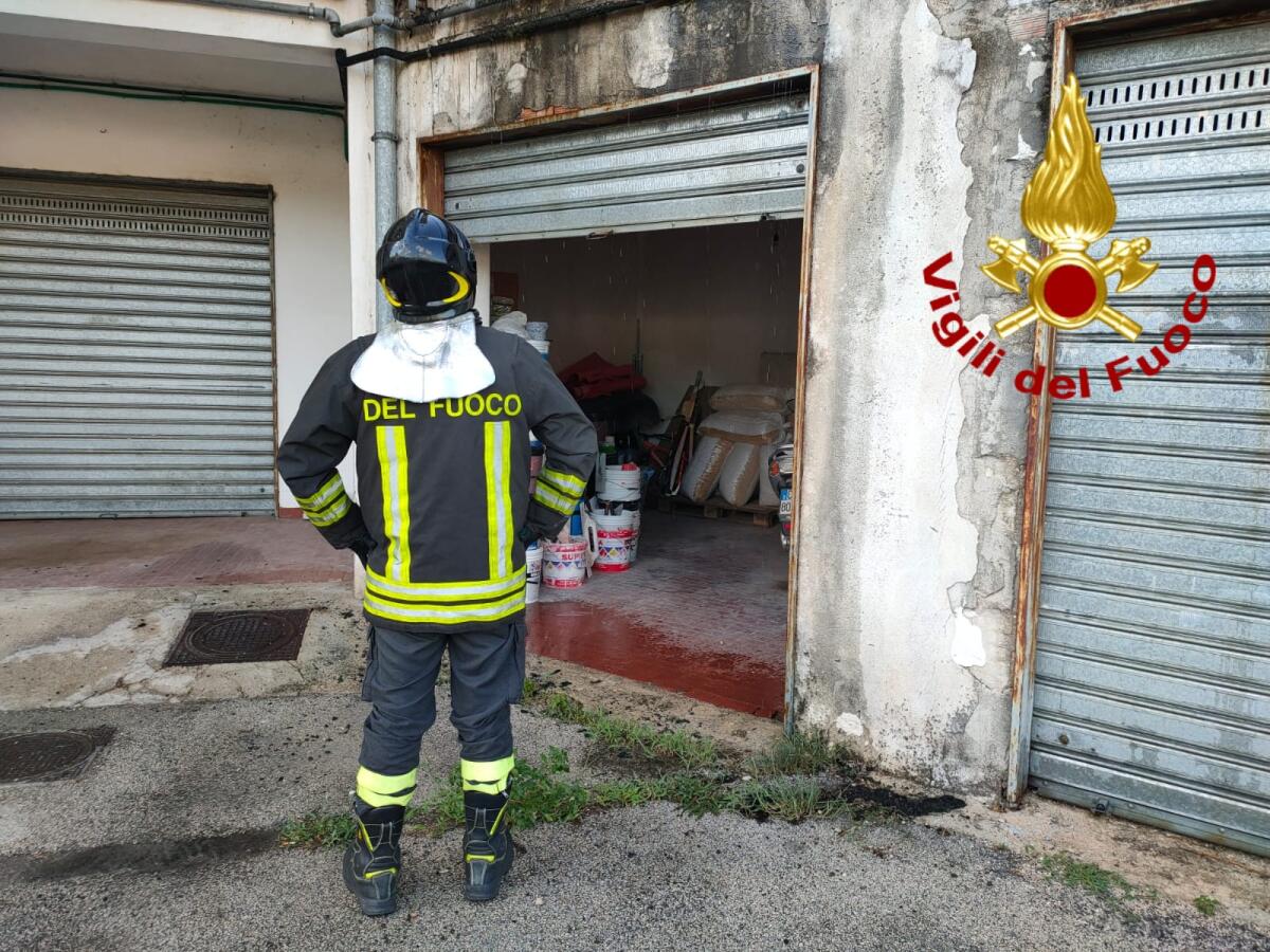 Esplode bombola di gas in un box, danni alla parte esterna di un palazzo - 